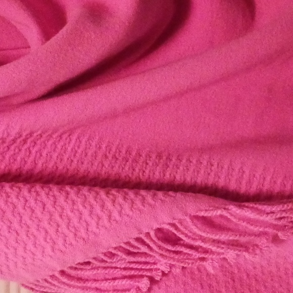 *SOLD* Travel Wrap, Cozy, Classy - Picture 2 of 8